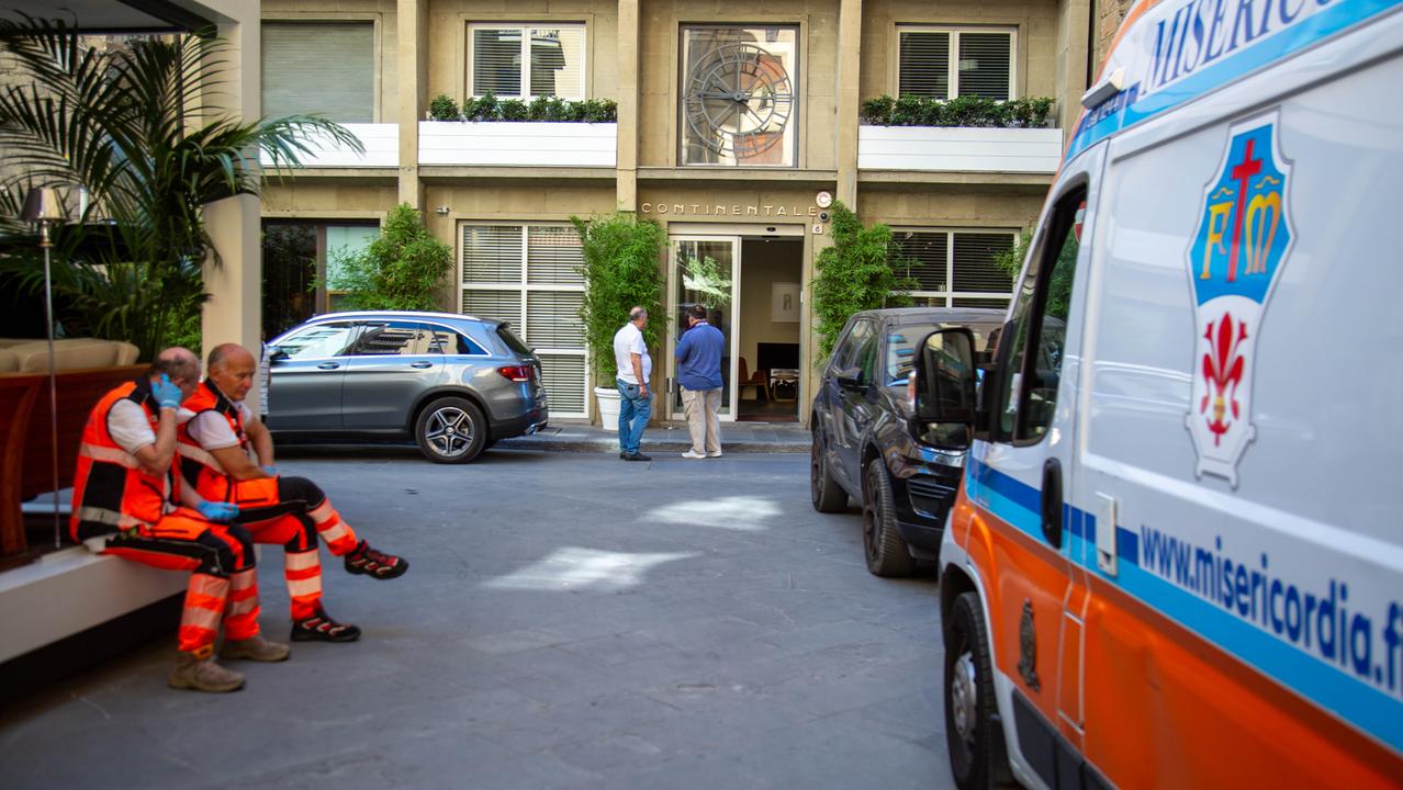 Una delle ambulanze intervenute all’hotel Continentale dove ieri, sabato, intorno alle 8 un turista è morto e la compagna è rimasta ferita