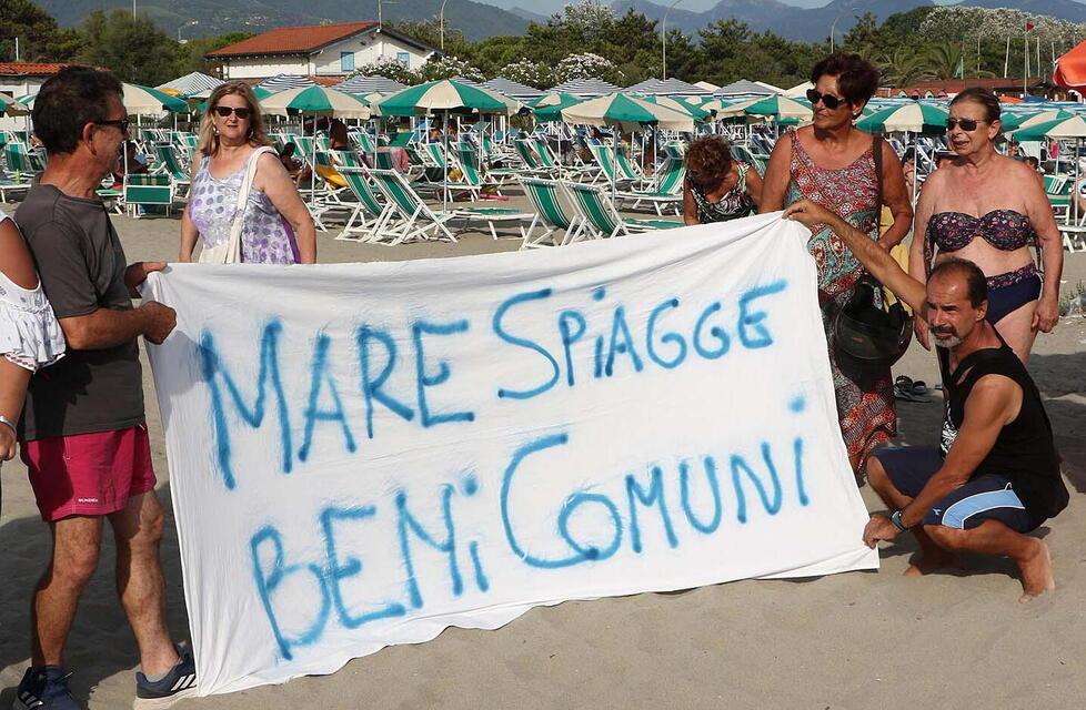 Spiagge libere a Marina di Massa, i frequentatori: «Sono poco pulite e affollate» 