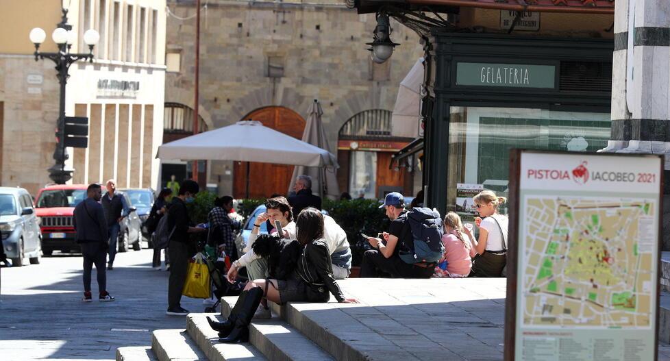 Turisti sugli scalini del Battistero