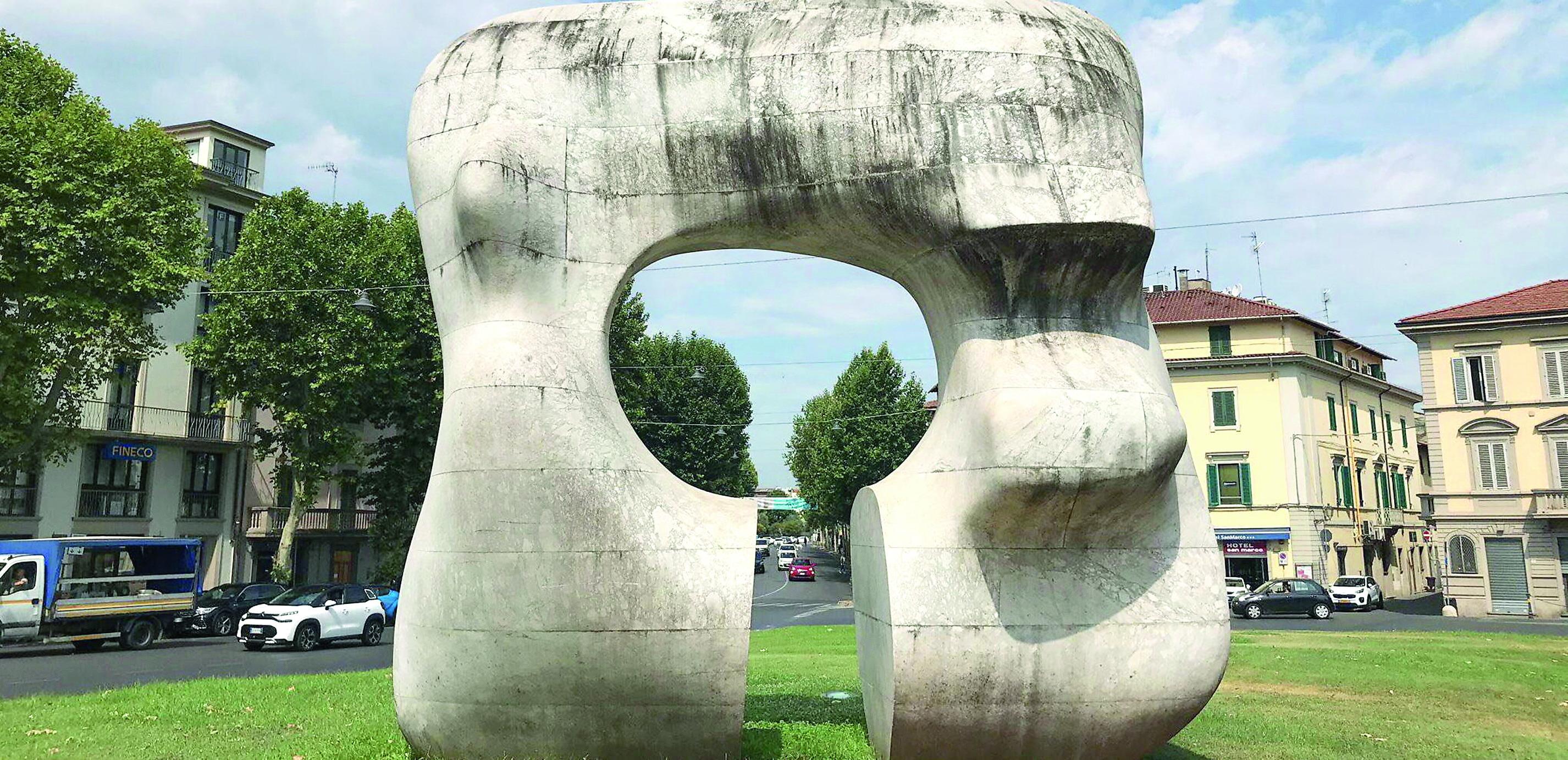 La “Forma squadrata con taglio” di Henry Moore fu esposta per la prima volta nel 1972 a Firenze e nel 1974 posta a Prato in piazza San Marco