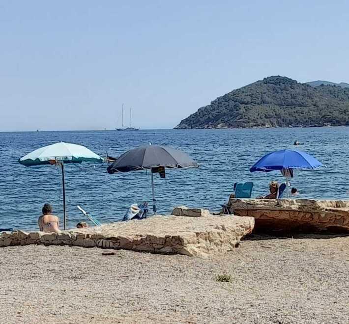 Nella foto gli ombrelloni sui resti dell’antica salina a Le Prade