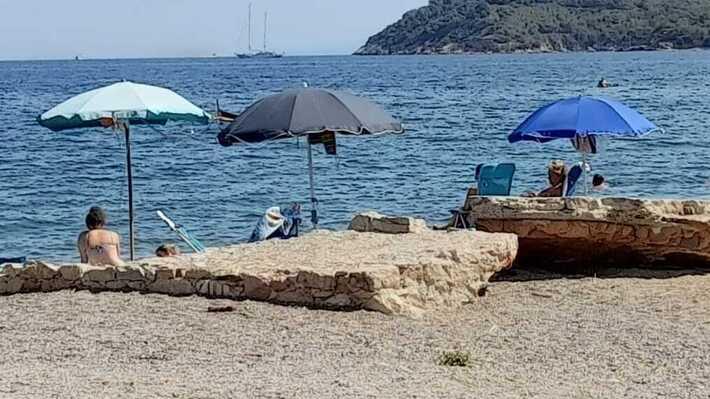 Nella foto gli ombrelloni sui resti dell’antica salina a Le Prade