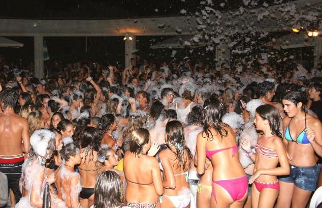 Ogni anno d’estate viene organizzato uno schiuma party. È uno degli eventi classici per i giovani e giovanissimi frequentatori dei bagni dei Canottieri