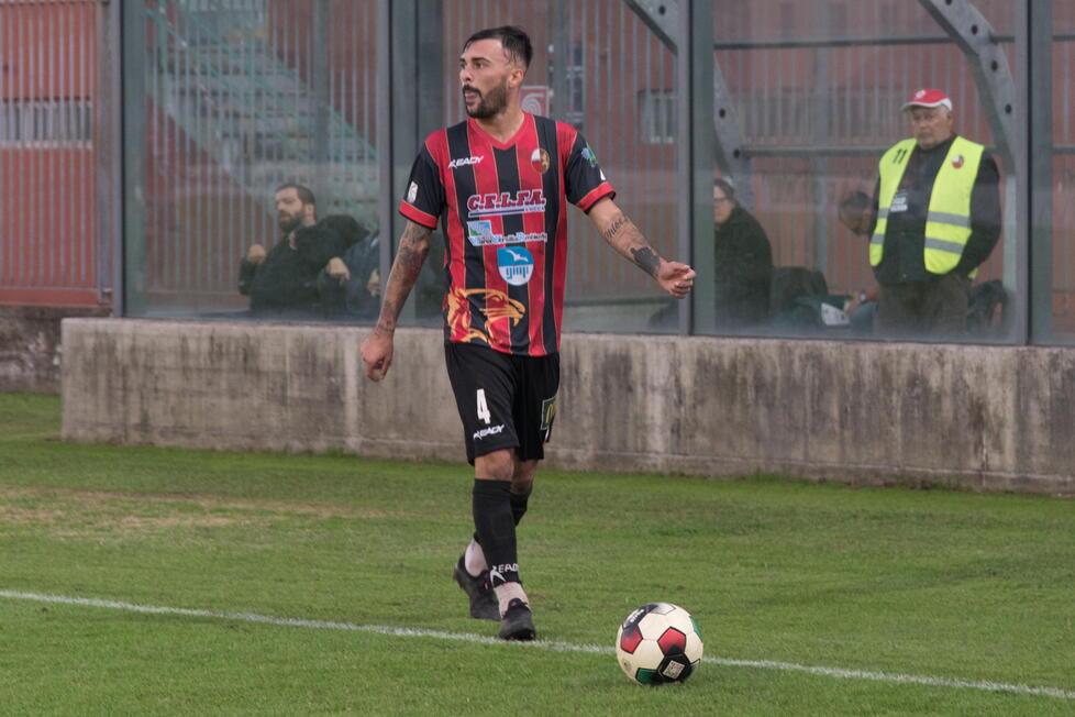 Il mediano Nicholas Bensaja conteso tra Virtus Francavilla  e Taranto potrebbe fare le valigie prima ancora di andare in ritiro a Corfino