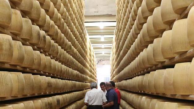 Parmigiano-Reggiano stop agli aiuti dell’Europa
