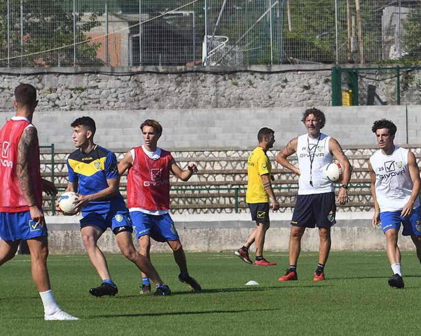 Alessandro Dal Canto mentre guida la seduta degli allenamenti