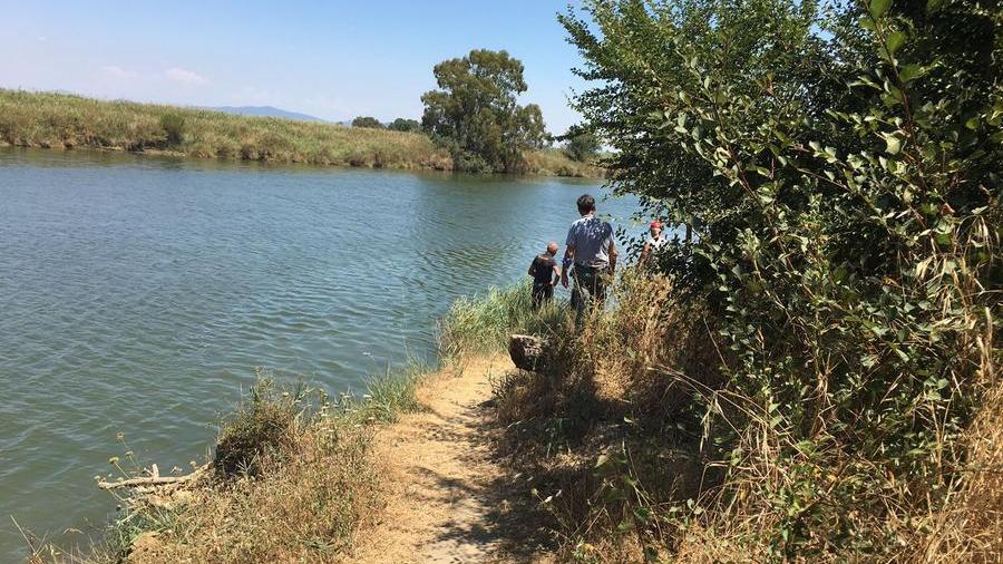 Cadavere affiora nel fiume Ombrone