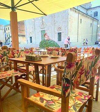 Guerra delle sedie in centro a Pietrasanta. «Arlecchinata? Regole rispettate, sono teli di design» 