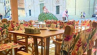 Guerra delle sedie in centro a Pietrasanta. «Arlecchinata? Regole rispettate, sono teli di design»