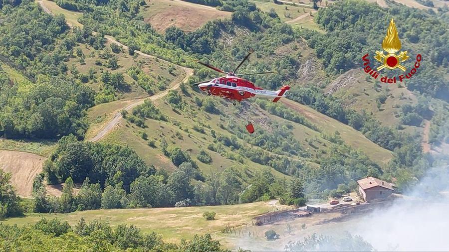 
	In azione uno dei due elicotteri del 115, che decollano da Bologna, adibiti a spegnere incendi boschivi

