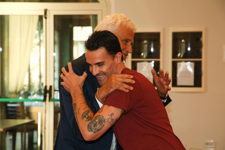 
	L'l&rsquo;abbraccio del dg granata Vittorio Cattani al talento reggiano Luca Cigarini

