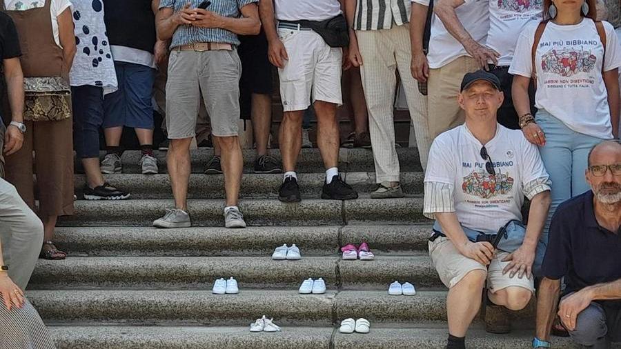 Uno scorcio della manifestazione di sabato 16 luglio sulla scalinata del Comune di Bibbiano