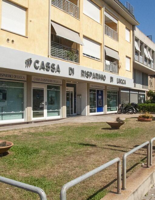 Camaiore, è caccia ai quattro rapinatori con le mascherine: ecco le tracce seguite 