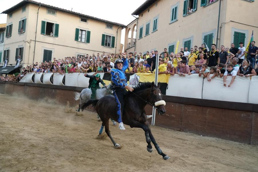 
	Il fantino Dino Pes su Unamore taglia per primo il traguardo della finale facendo vincere alla contrada Guerrazzi il Palio di Bientina

