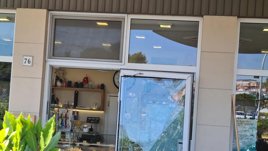 I danni al bar Aurelia (foto Daniele Stefanini/Silvi)
