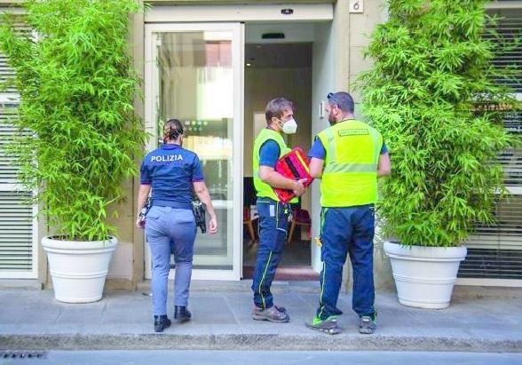 Le forze dell'ordine all'hotel di Firenze in cui si è consumata la tragedia