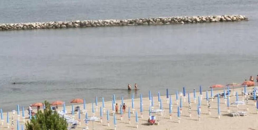 Malore in mare a Lido di Pomposa: muore 75enne di Formigine