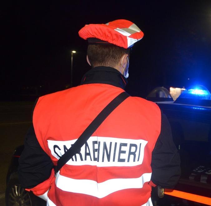 Pavullo. Ubriaco, 37enne si schianta in centro In macchina anche droga e un coltello 