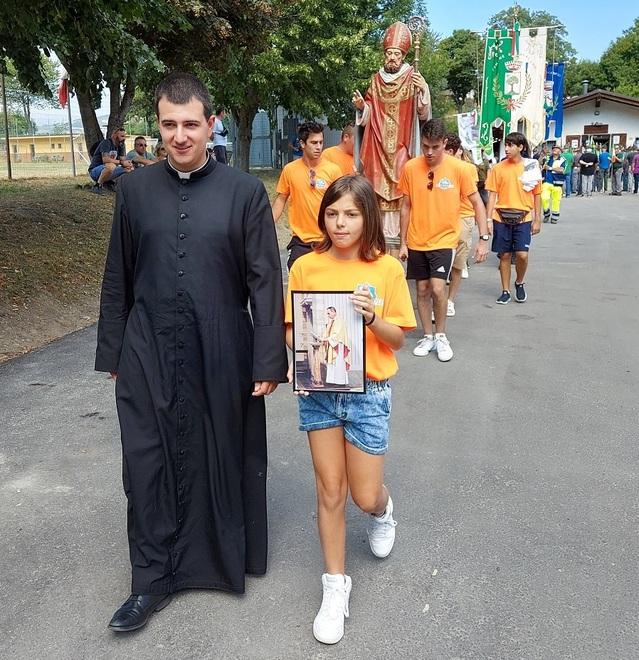 Palagano. «Don Casimiro sempre con noi» La sua foto portata nella sfilata 