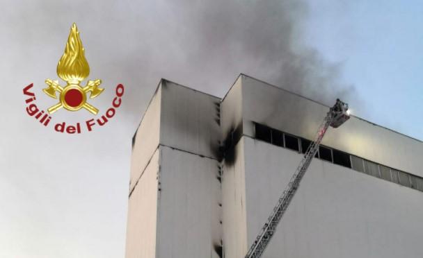 Sassuolo, in fiamme torre di miscelazione di azienda per l’edilizia