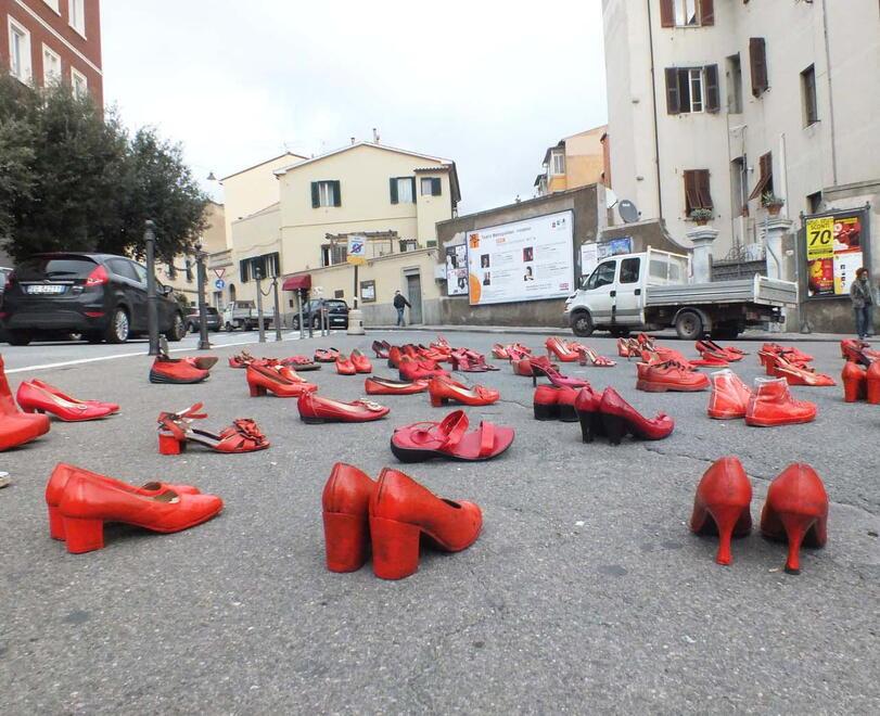 Pisa, picchia la moglie in casa davanti ai figli: allontanato 