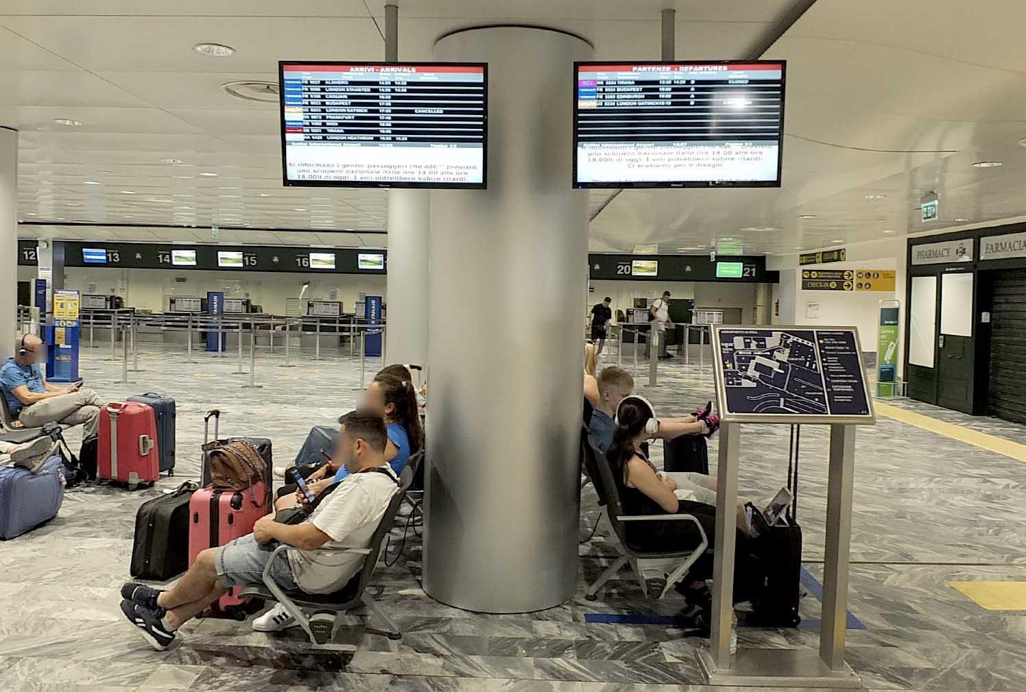 L’interno dell’aeroporto semi-deserto