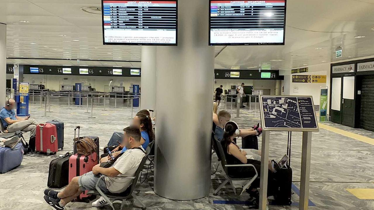 L’interno dell’aeroporto semi-deserto
