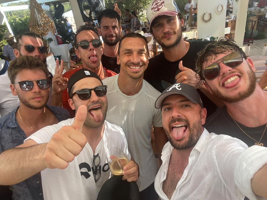 
	Foto di gruppo con Ibra

