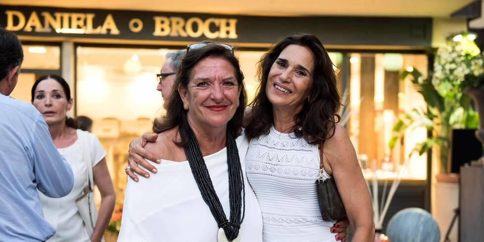 Una bella foto di Daniela Broch davanti al suo negozio a Forte dei Marmi