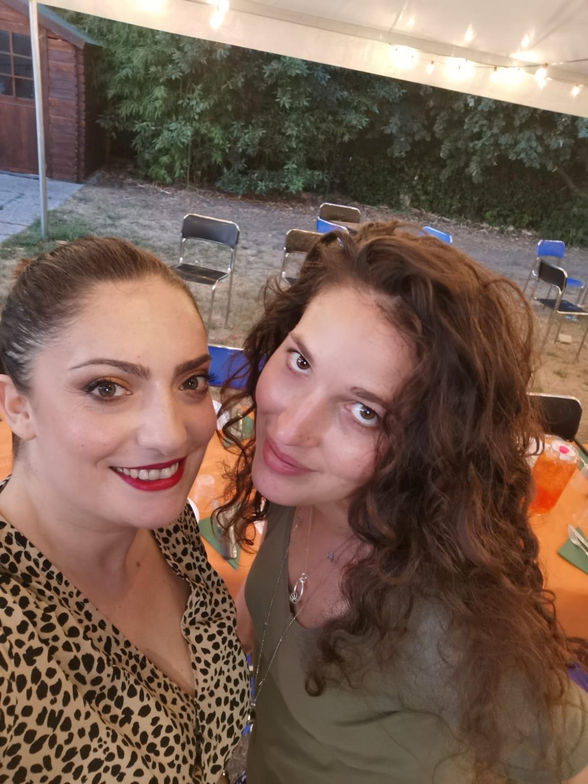 Angelica Bianco, e a sinistra la barista che ha assunto Sara Cinelli