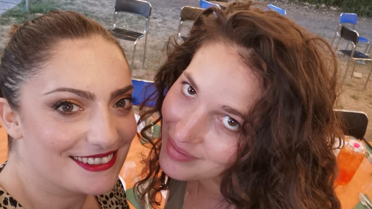 Angelica Bianco, e a sinistra la barista che ha assunto Sara Cinelli