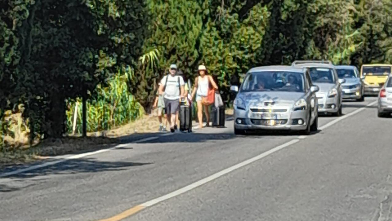 Un’odissea lunga due chilometri per i turisti di Marina di Bibbona