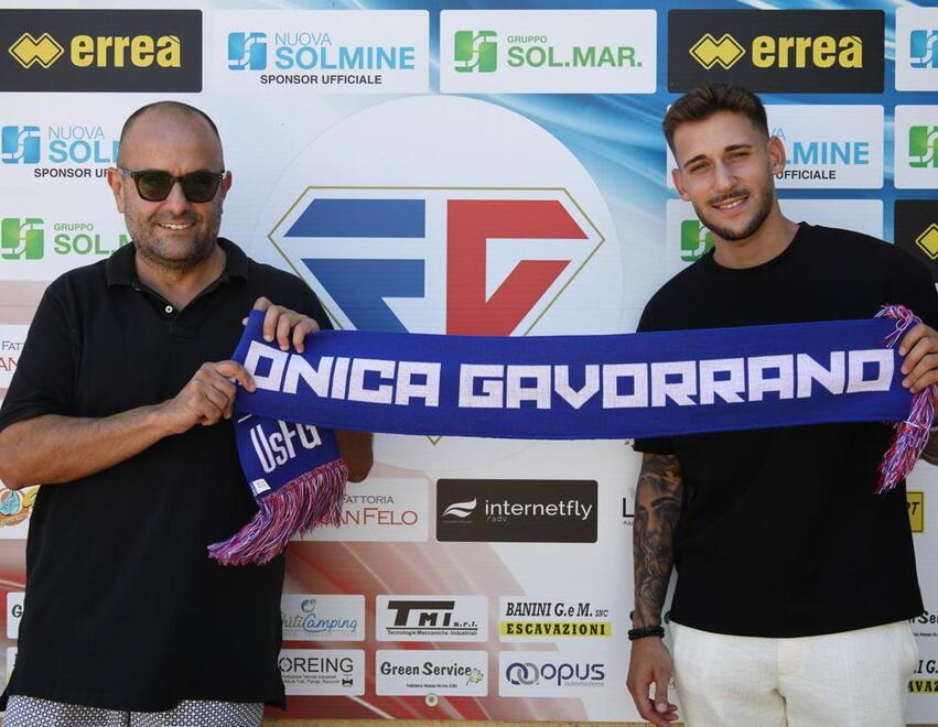 Davide Lorusso, classe 1996, insieme al direttore generale del Folgav, Filippo Vetrini: è un esterno offensivo con una spiccata propensione al gol