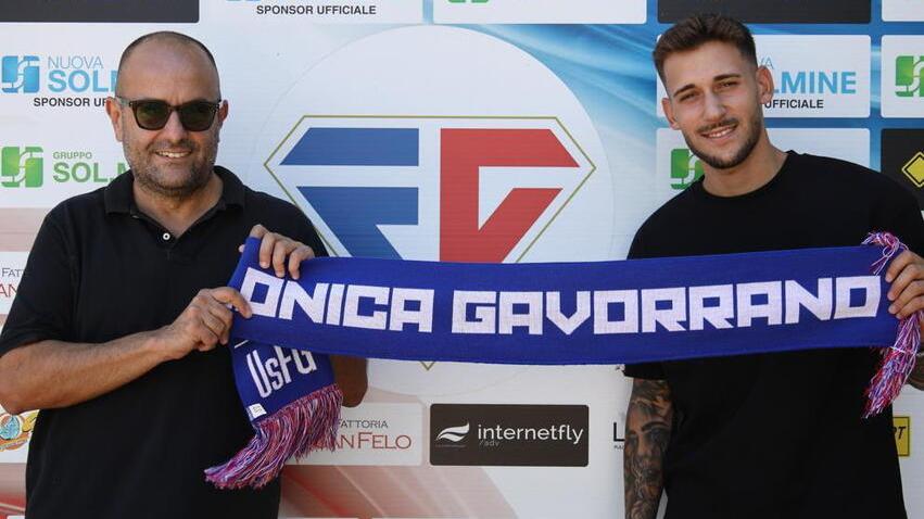 Davide Lorusso, classe 1996, insieme al direttore generale del Folgav, Filippo Vetrini: è un esterno offensivo con una spiccata propensione al gol