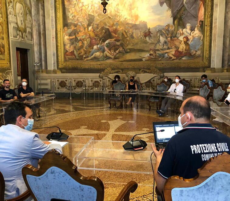 Nella foto un momento dell’incontro a Palazzo Gambacorti al quale hanno partecipato diversi enti, associazioni e attività del territorio comunale
