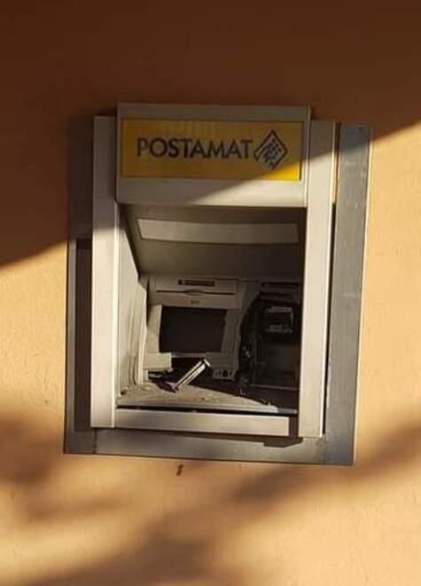 Lo sportello bancomat dell’ufficio postale di via Fratelli Rosselli a Querceta pesantemente danneggiato