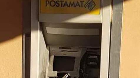 Lo sportello bancomat dell’ufficio postale di via Fratelli Rosselli a Querceta pesantemente danneggiato