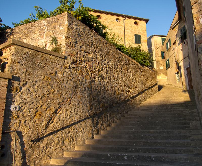 Un angolo caratteristico di Guardistallo: il borgo collinare ospita un nutrito programma di eventi estivi. Fino ad agosto in calendario concerti, incontri, mostre, mercatini artigianali