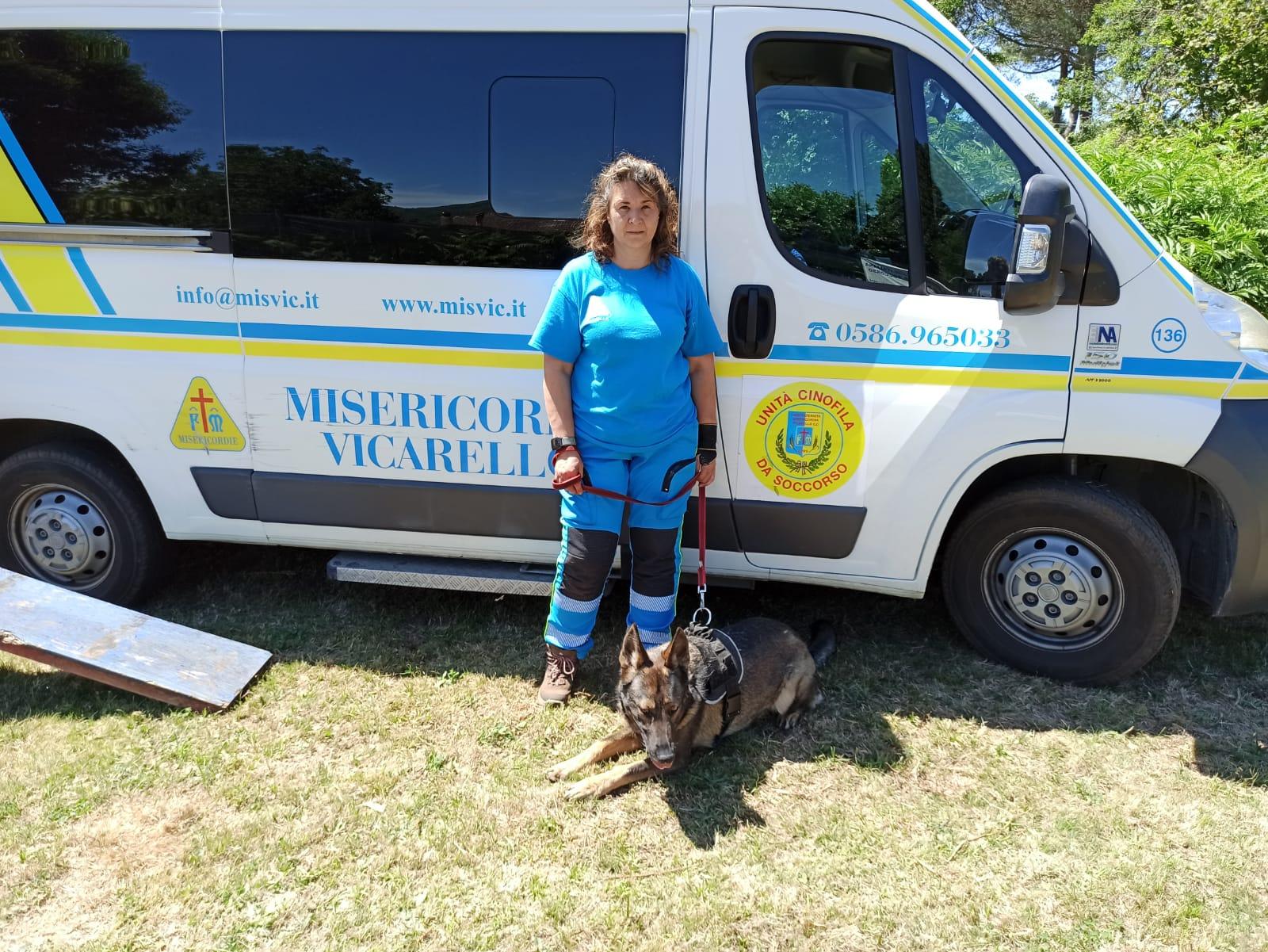 Valeria Ciccaro con uno dei cani accuditi