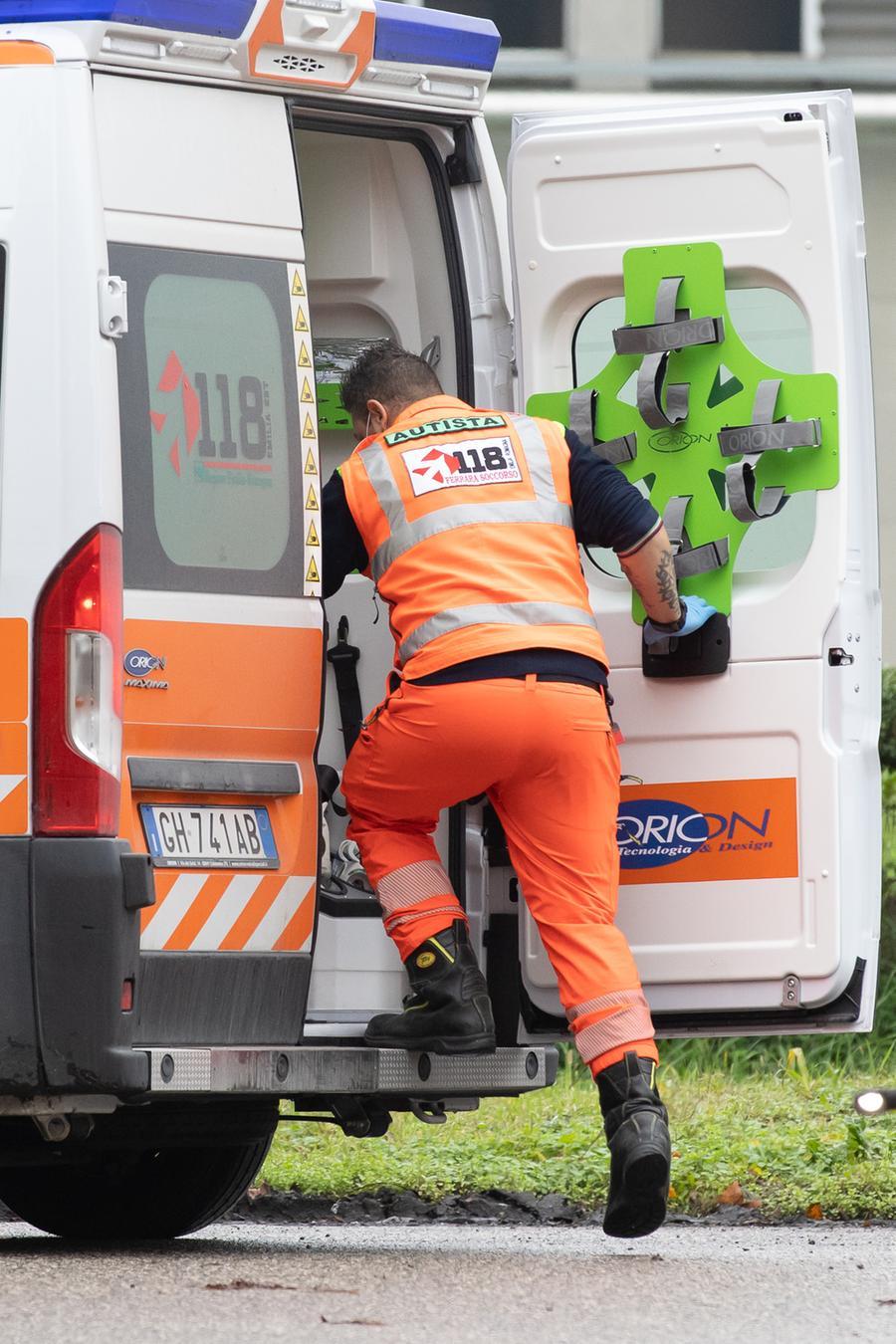 
	Sul posto &egrave; intervenuto il personale sanitario del 118

