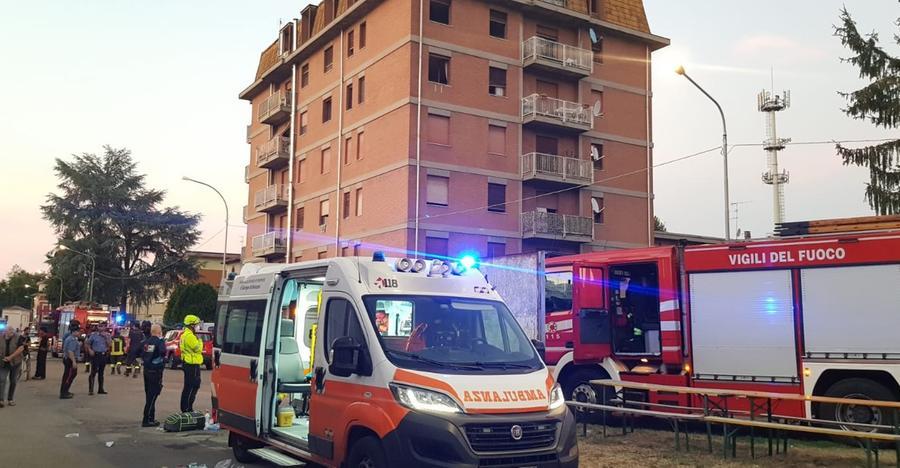 Novi, incendio in un palazzo. Persone in attesa dei soccorsi sui balconi