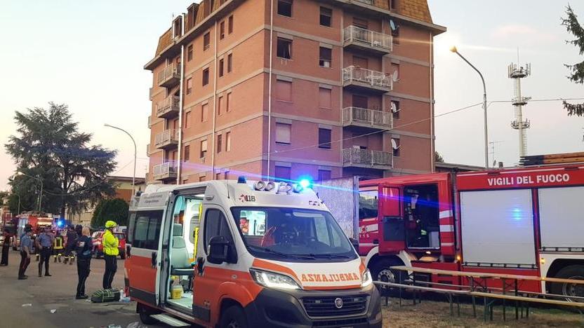 Novi, incendio in un palazzo. Persone in attesa dei soccorsi sui balconi