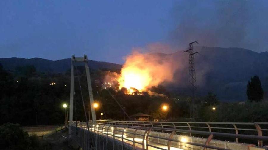 Vasto incendio alla Briglia, il fuoco distrugge un’oliveta