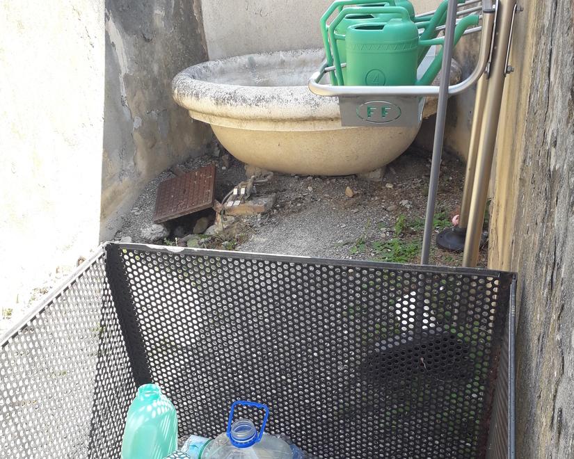 Castelvetro. Rifiuti, buche, acqua stagnante Cimitero in mano al degrado 
