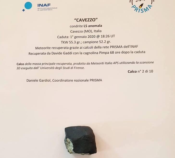 Donato al Comune &nbsp;un calco del frammento della meteorite Cavezzo 