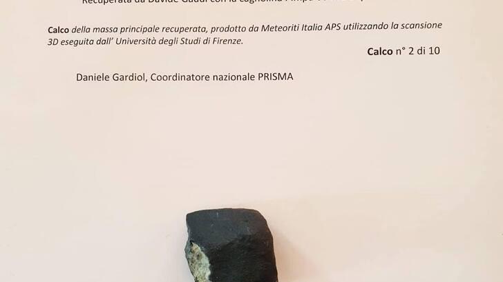 Donato al Comune un calco del frammento della meteorite Cavezzo