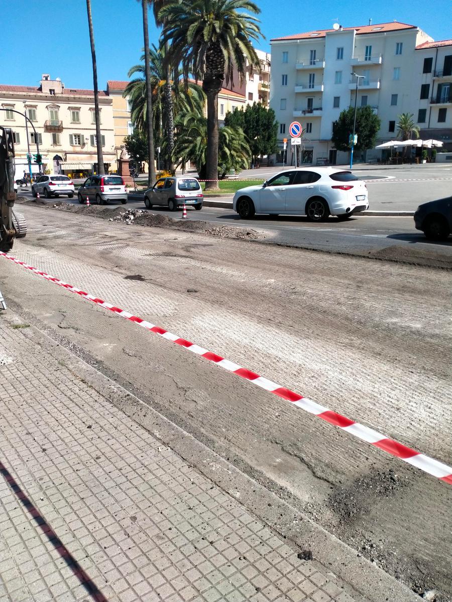 
	Auto in fila all'Emiciclo Garibaldi&nbsp;

