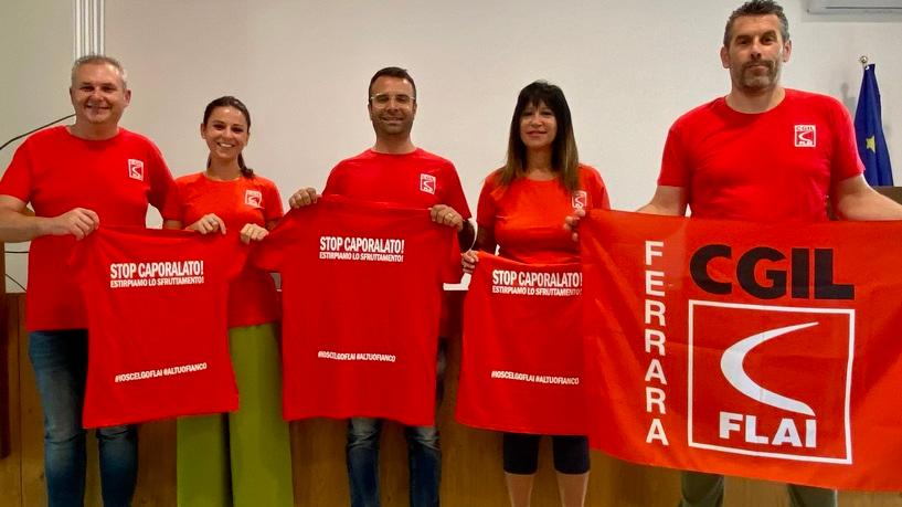 Il bus anti-caporalato della Flai. «Diritti, informazione e cappelli»