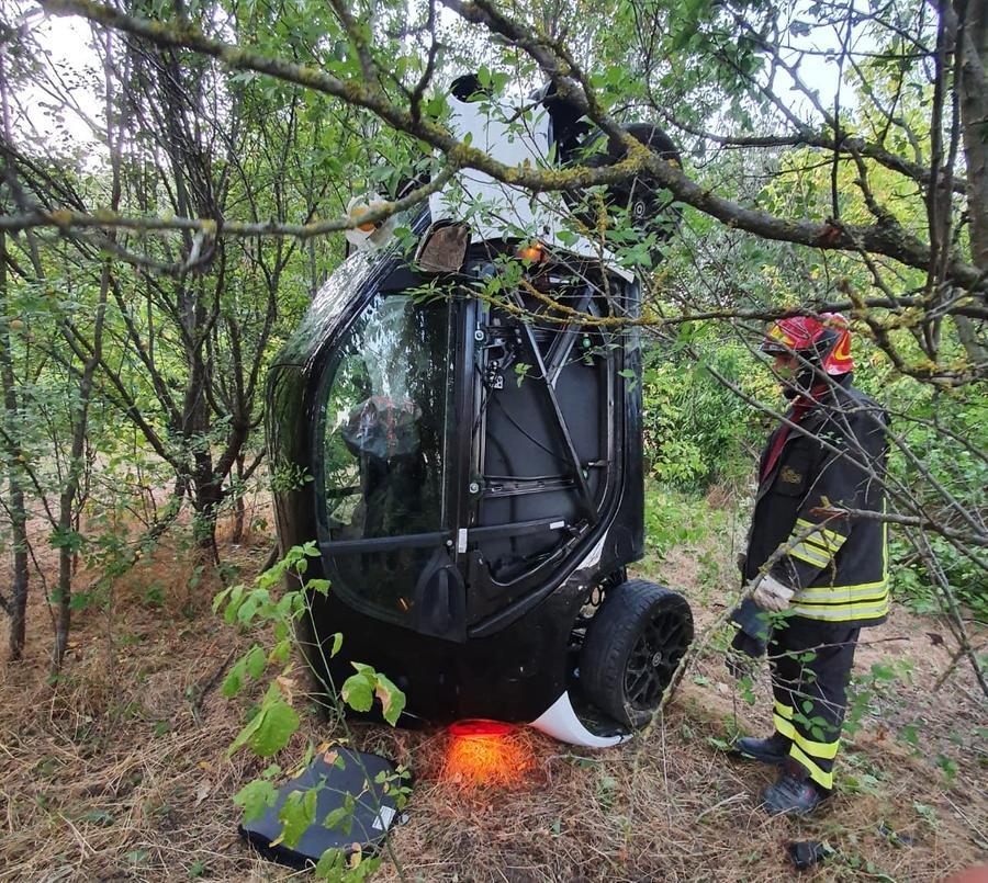 Vola con la Smart nel frutteto
