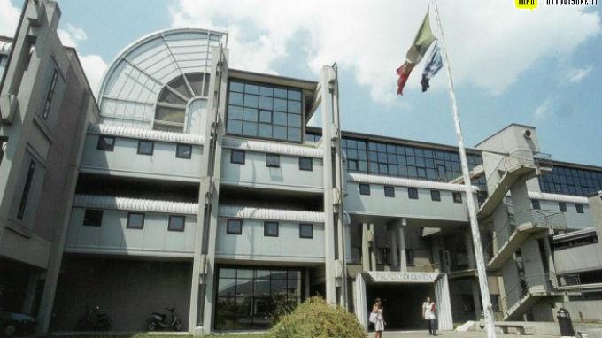 Ragazzina palpeggiata dal patrigno dopo il ricatto a sfondo sessuale